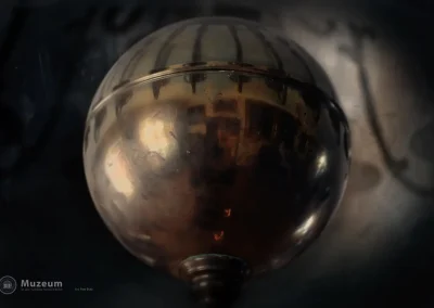 Sala portretowa w odbiciu kuli zabytkowego kandelabru