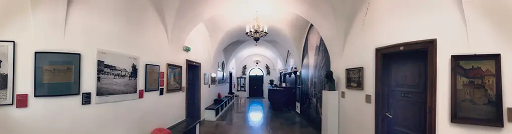 Ekspozycja historyczna poświęcona Bochni w muzealnym holu.