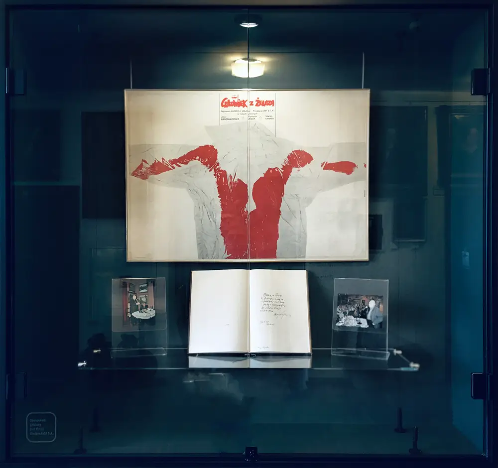 100. rocznica urodzin Andrzeja Wajdy, gablota w Muzeum